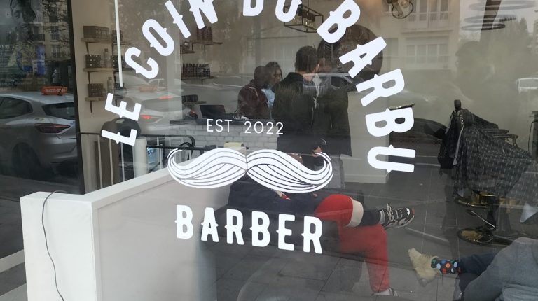 Futur-enseigne-vitrophanie-le-coin-du-babrber